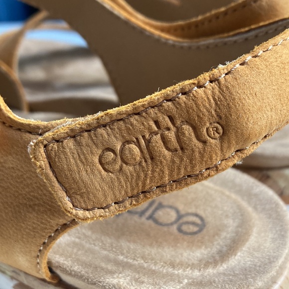 Earth Roni Leather sandals size 6, mustard color, excellent condition - Picture 10 of 11